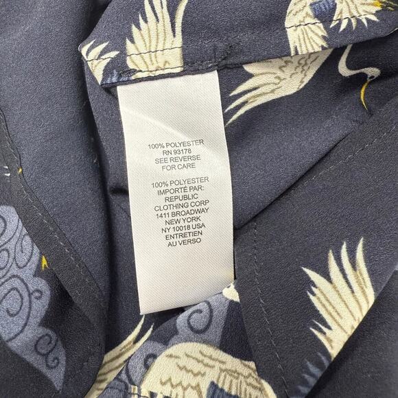 T Tahari Long Sleeve Crane Print Blouse Small/Petite Navy EUC - Picture 8 of 8